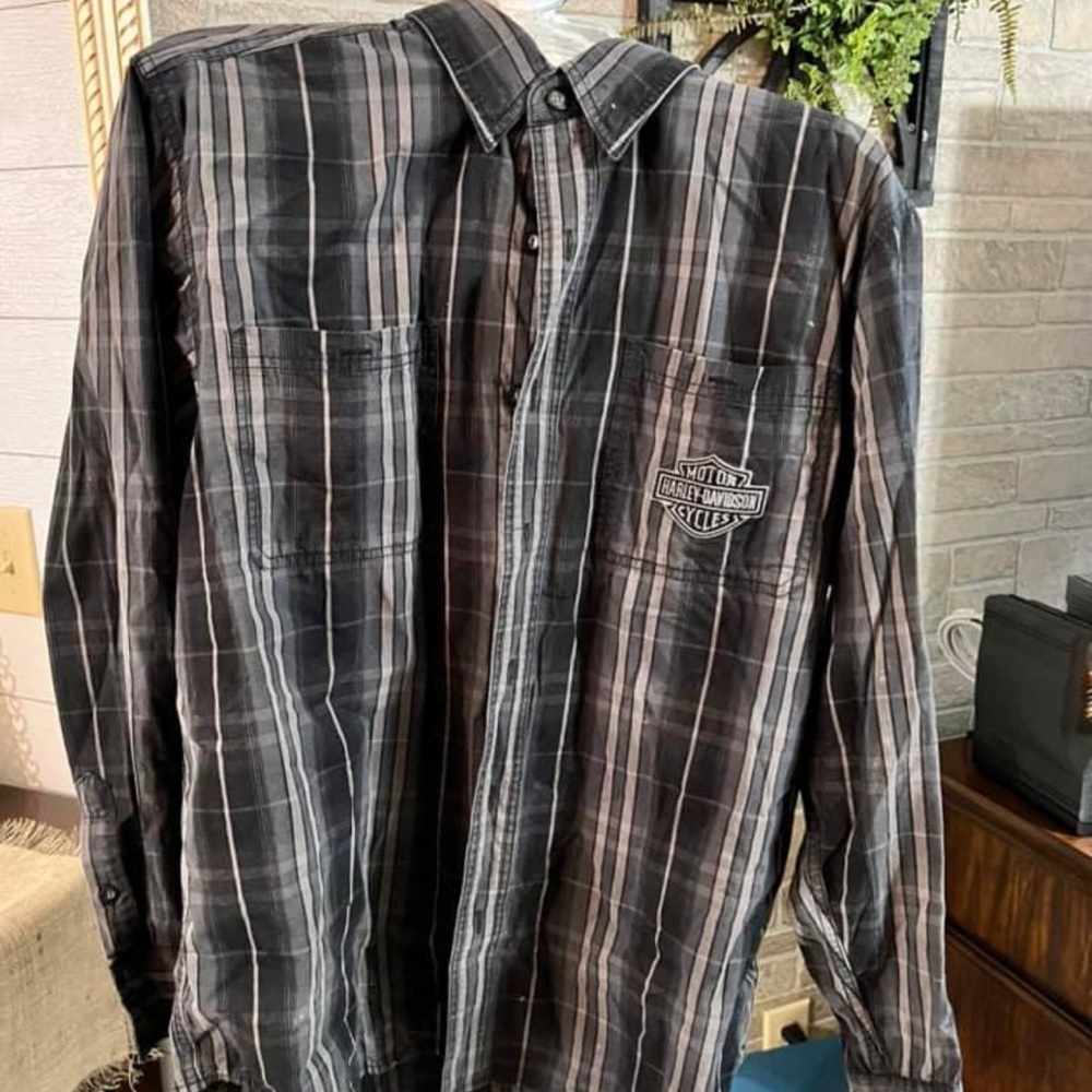 Men’s large black and gray Harley Davidson button down shirt.